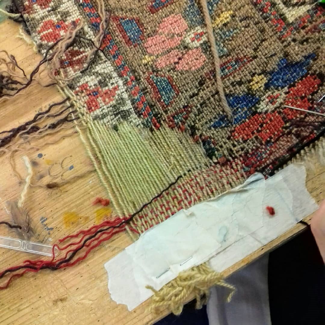 dettaglio ricostruzione angolo tappeto in lana